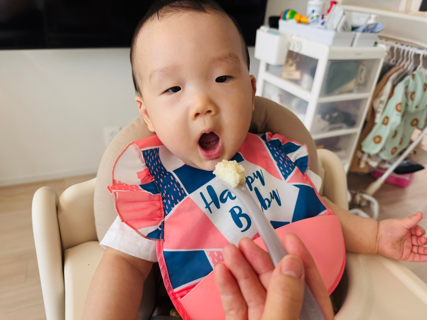 숟가락으로 닭고기고구마감자죽을 받아먹는 찬솔이의 식사 장면