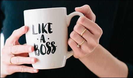 반지를 여러 개 끼고 컵을 잡고 있는 손