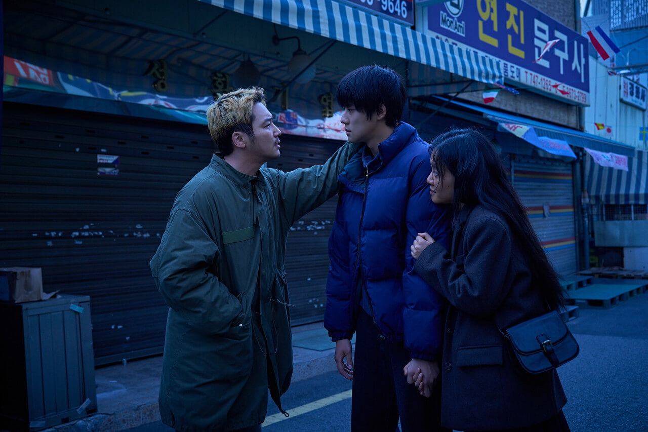 경록의 어깨에 손을 올린 요한과 경록을 부축하고 있는 미정