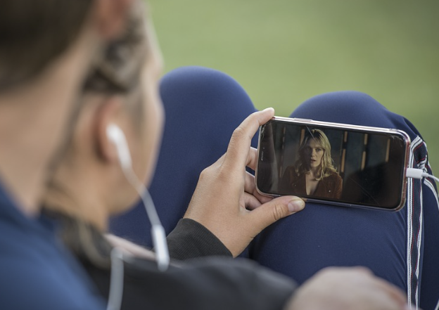 영화에 몰입하고 있는 사람