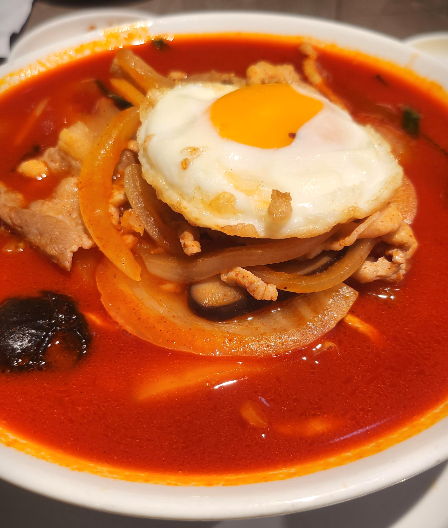 반숙 계란프라이가 올려진 불맛 가득한 고기짬뽕