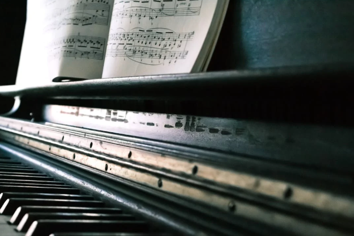 명상과 힐링을 위한 음악, 피아노와 악보 사진