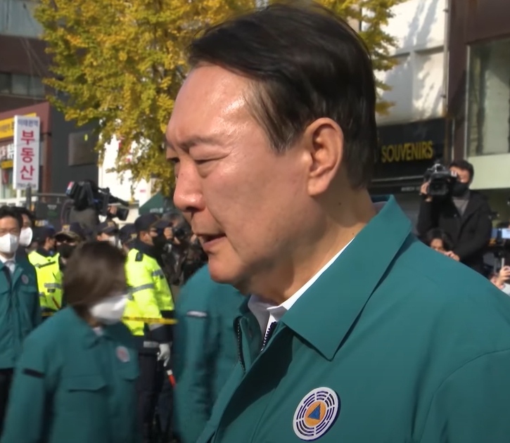 이태원 참사 현장 방문한 윤 대통령