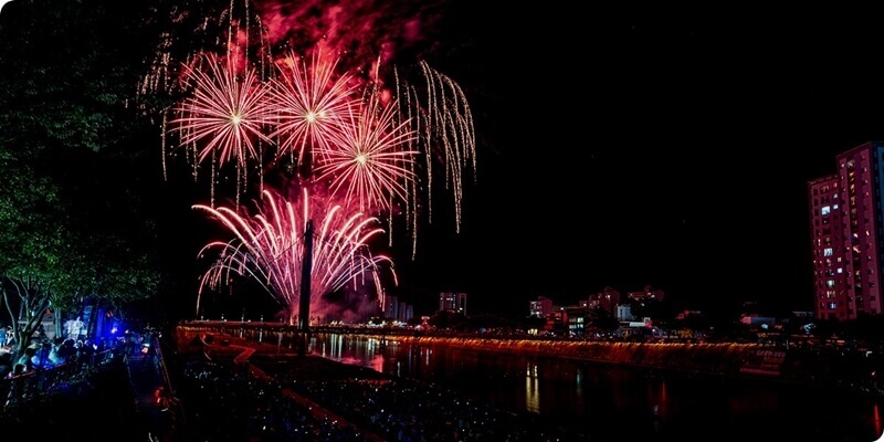 밤하늘을-수놓은-불꽃