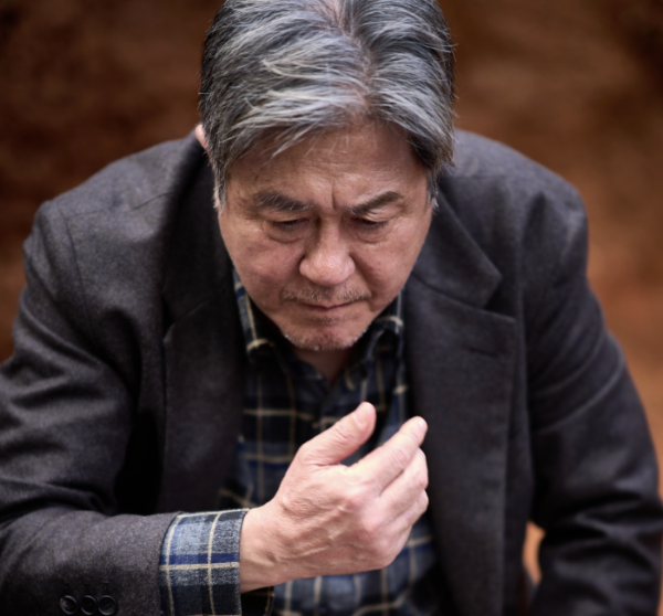 영화 파묘의 소름 돋는 디테일들과 비하인드 스토리 (스포주의)_파묘 후 흙 맛을 보는 상덕