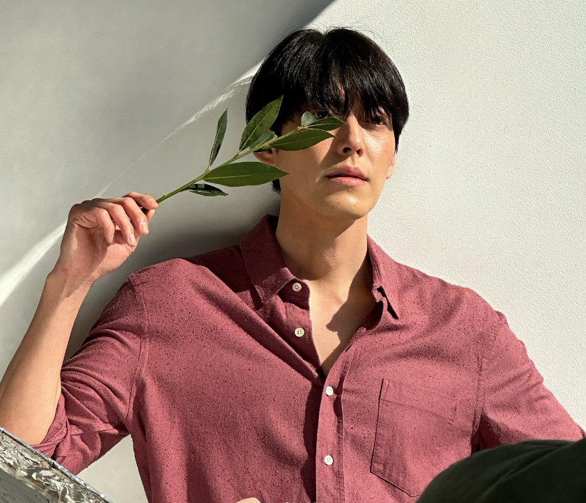 김우빈 프로필 작품활동 연애 신민아 결혼 투병 결별 드라마 영화 넥플릭스