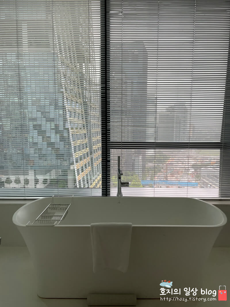 JW메리어트 싱가포르 디럭스 스위트룸 욕조