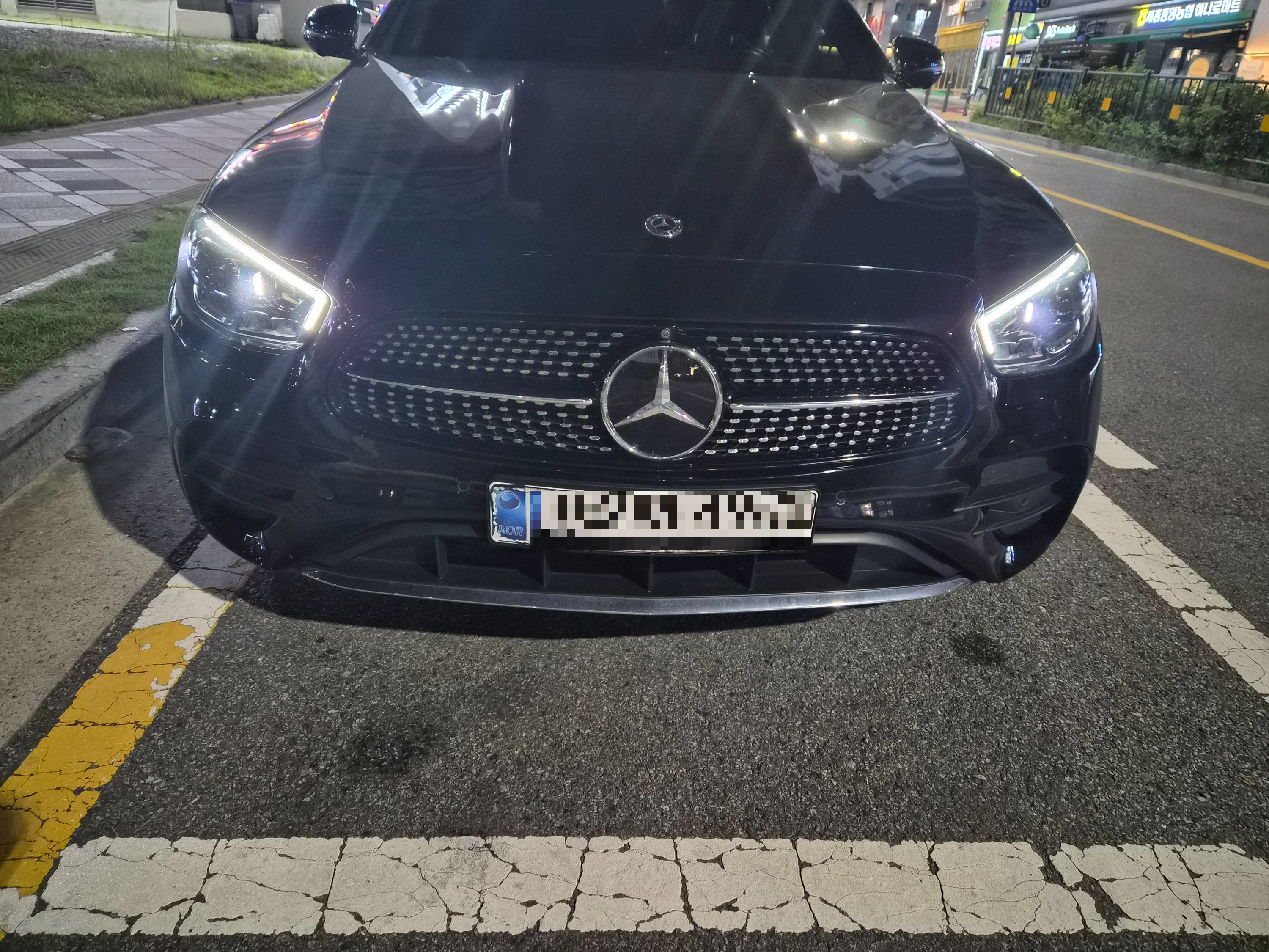 미등이 점등된 벤츠차량의 외부에서 촬영한 모습