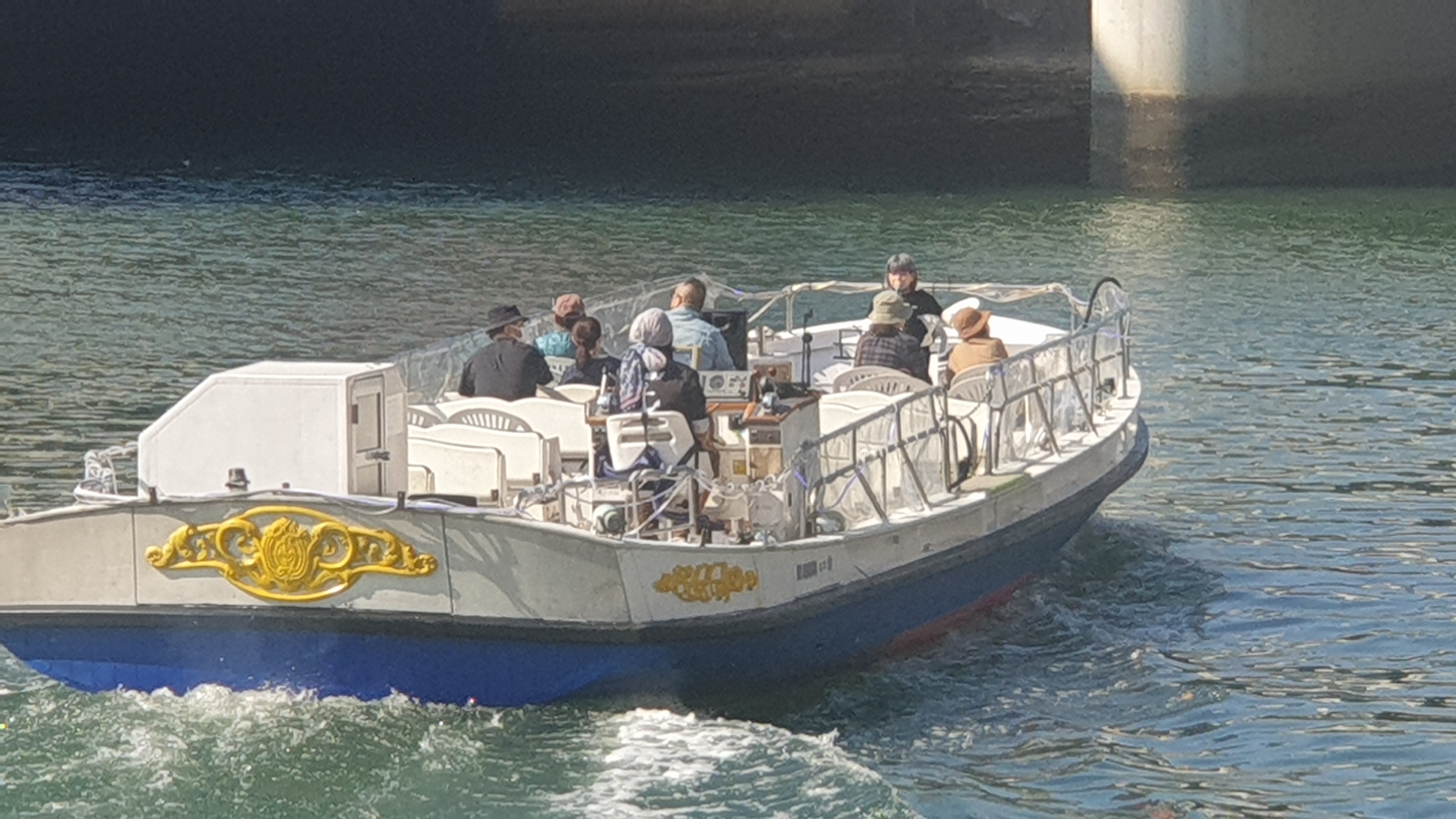 하카타강 유람선 내부에서 노래를 부르는 할머니의 모습