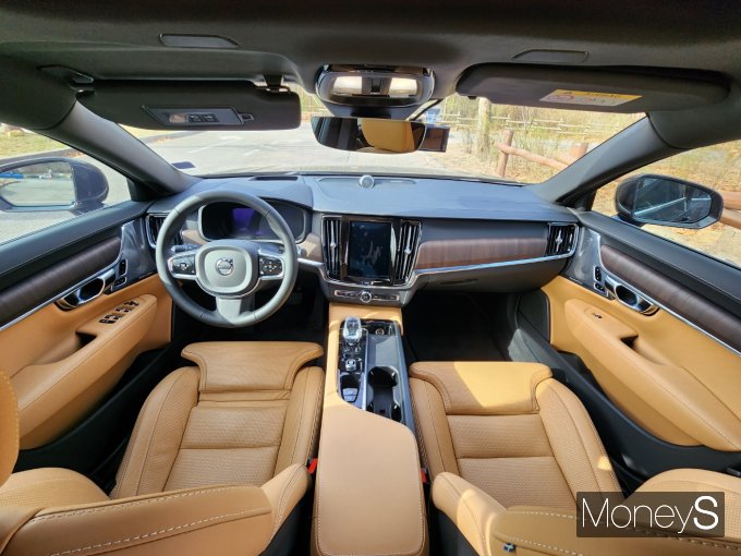 볼보 하이브리드 세단 'S90 B6 AWD'