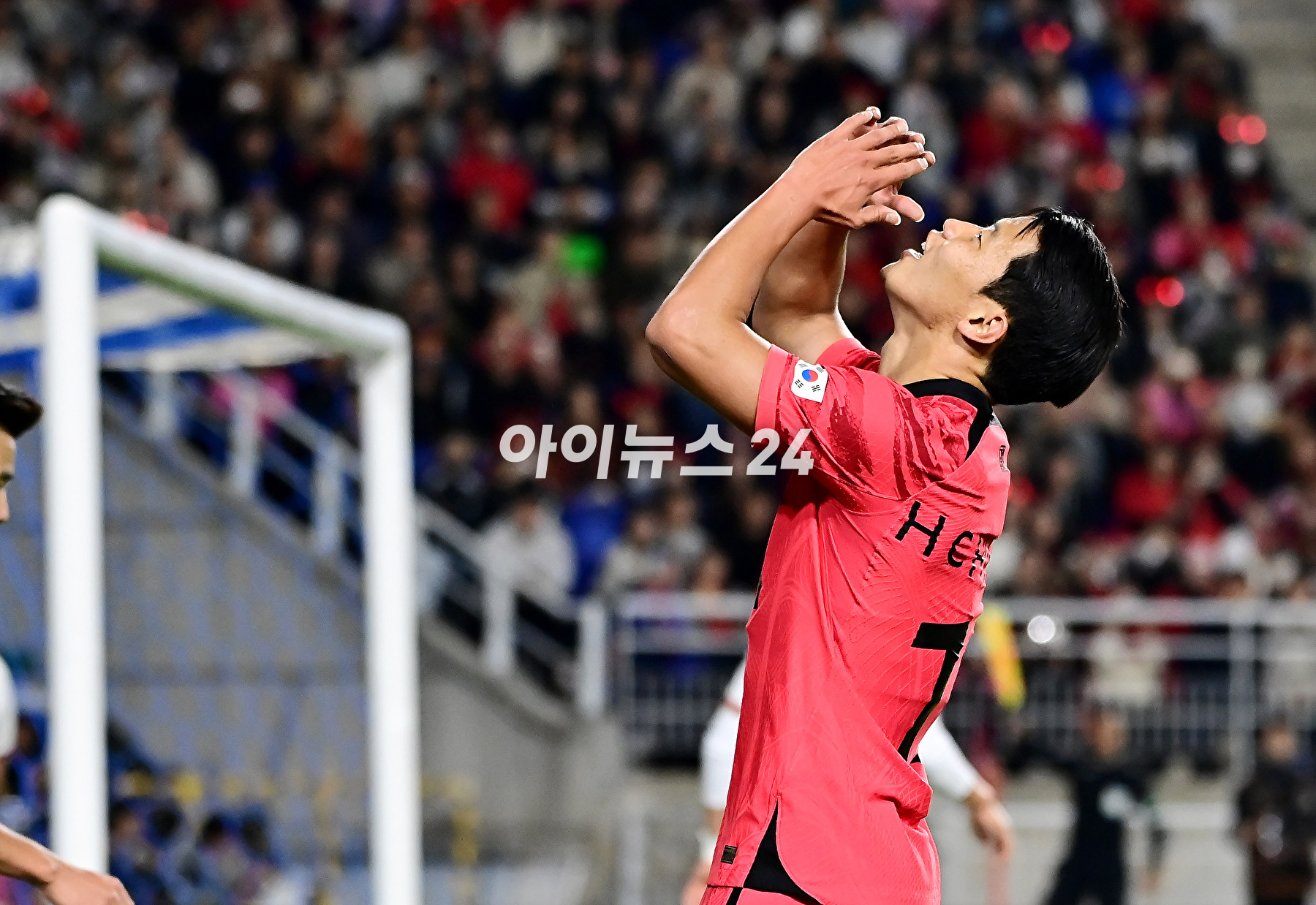 클린스만 감독이 이끄는 한국 축구대표팀은 17일 수원월드컵경기장에서 열린 베트남과 평가전에서 6-0 대승을 거뒀다.손흥민이 팬들에게 인사를 하고 있다. [사진=곽영래 기자]