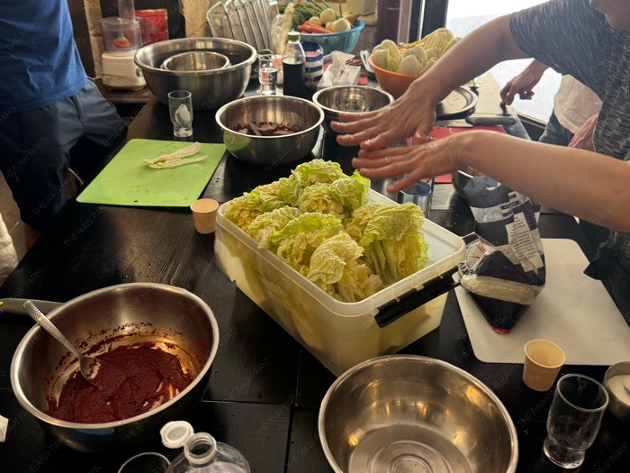 Learning how to brine Korean cabbage properly at a local Paris cooking class ❘ Apprentissage du saumurage du chou coréen lors d'un cours de cuisine local à Paris