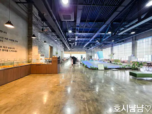 500평 규모의 탁 트인 리버나인 내부 전경