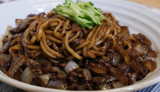 짜장면을 먹는 꿈, 무슨 의미일까? 꿈해몽 총정리!