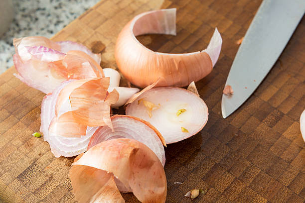 양파 껍질차 효능, 양파껍질에는 어떤 성분이 함유되어 있길래 인체에 좋은 지 알아봤습니다. 양파껍질은 무심코 그냥 버리는데 이제부터는 잘 모아서 양파껍질차로 만들어보세요! 또한 양파껍질로 어떤 활용도가 있고 부작용이 무엇인지 읽어 보시기 바랍니다.