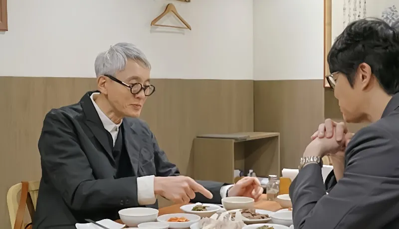 고로상이 수육을 가리키며 성시경과 대화하는 장면