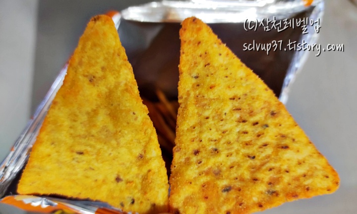 오리온 도도한 나쵸 치즈맛 92g 과자 2조각