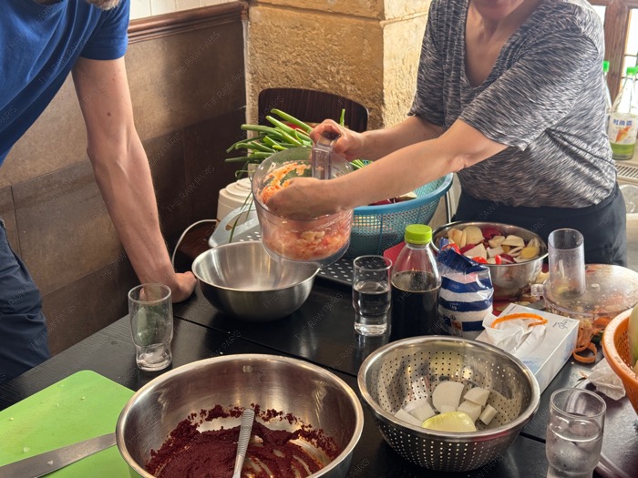 Grinding fresh garlic and ginger using a food processor for the homemade Korean paste ❘ Broyage d'ail et de gingembre frais au robot culinaire pour la pâte coréenne maison