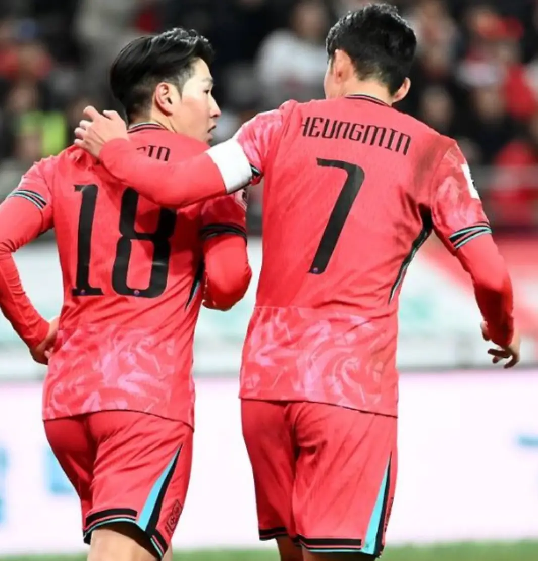 태국전- 붉은 유니폼의 이강인이 손흥민을 보고 손흥민은 이강인의 어깨에 손을 얹고 대화하는 모습
