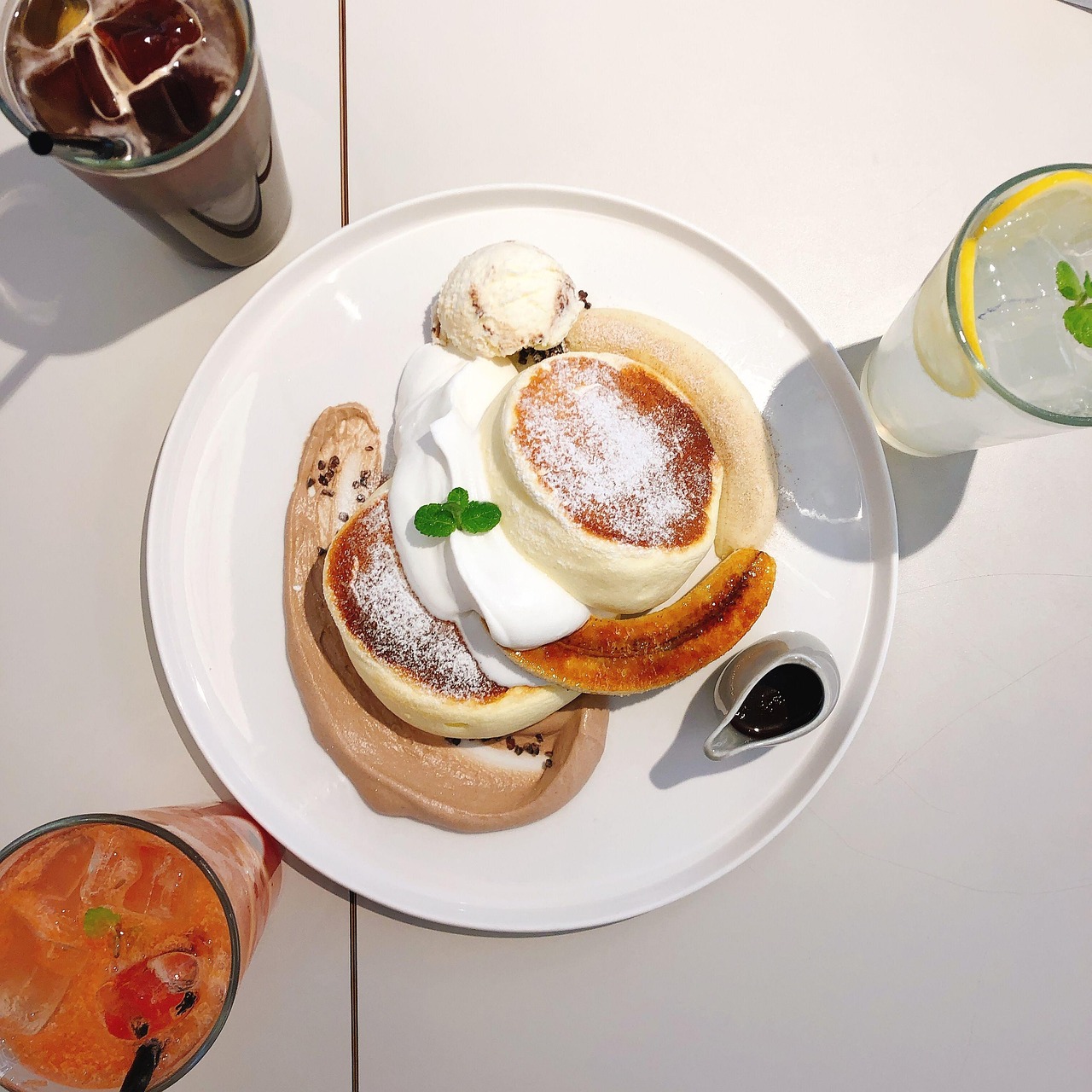 다양한 토핑으로 즐기는 수플레 팬케이크