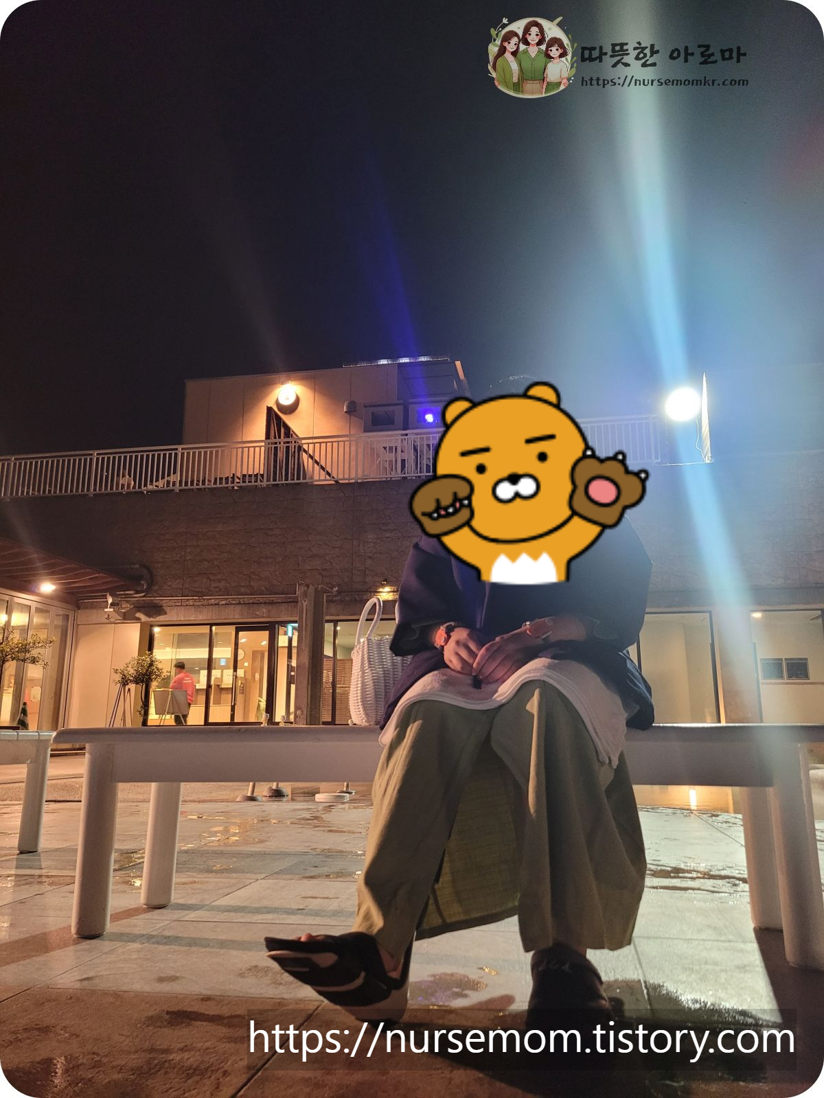 스기노이호텔-아쿠아가든-깁스하고-벤치에앉아있는-큰딸