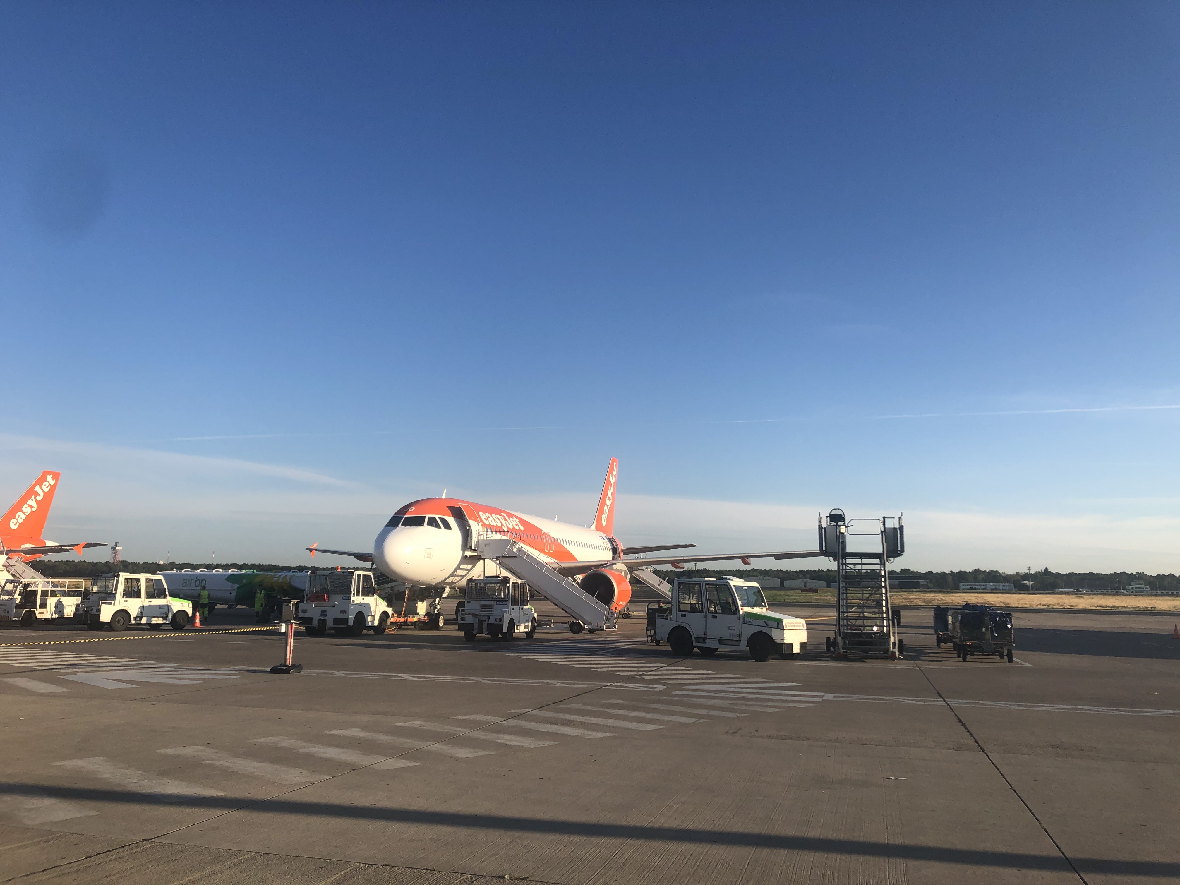 베를린 테겔에서 하니아로 가는 이지젯 비행기