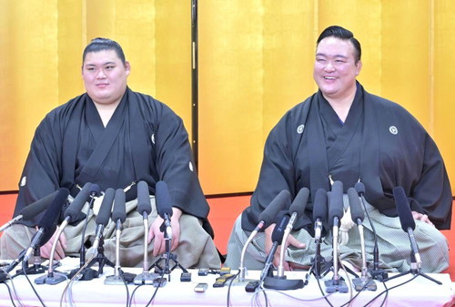 제자의 활약에 기뻐하는 니쇼노세키 오야카타 (전 요코즈나명 키세노사토)