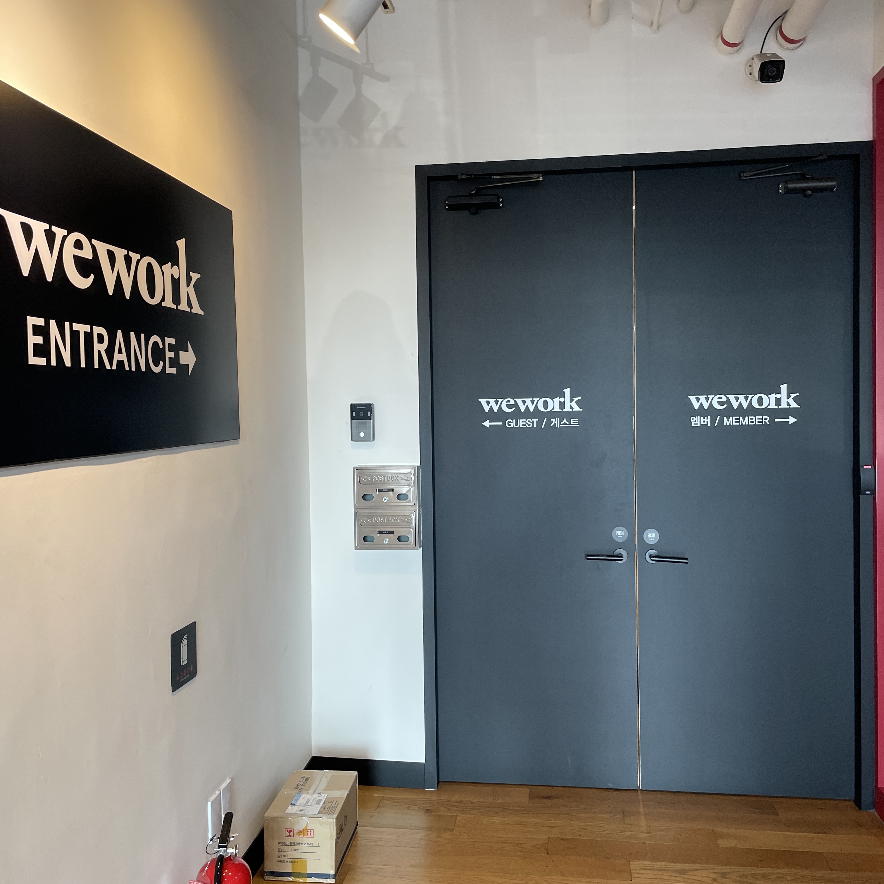 위워크 신사점 1층 입구