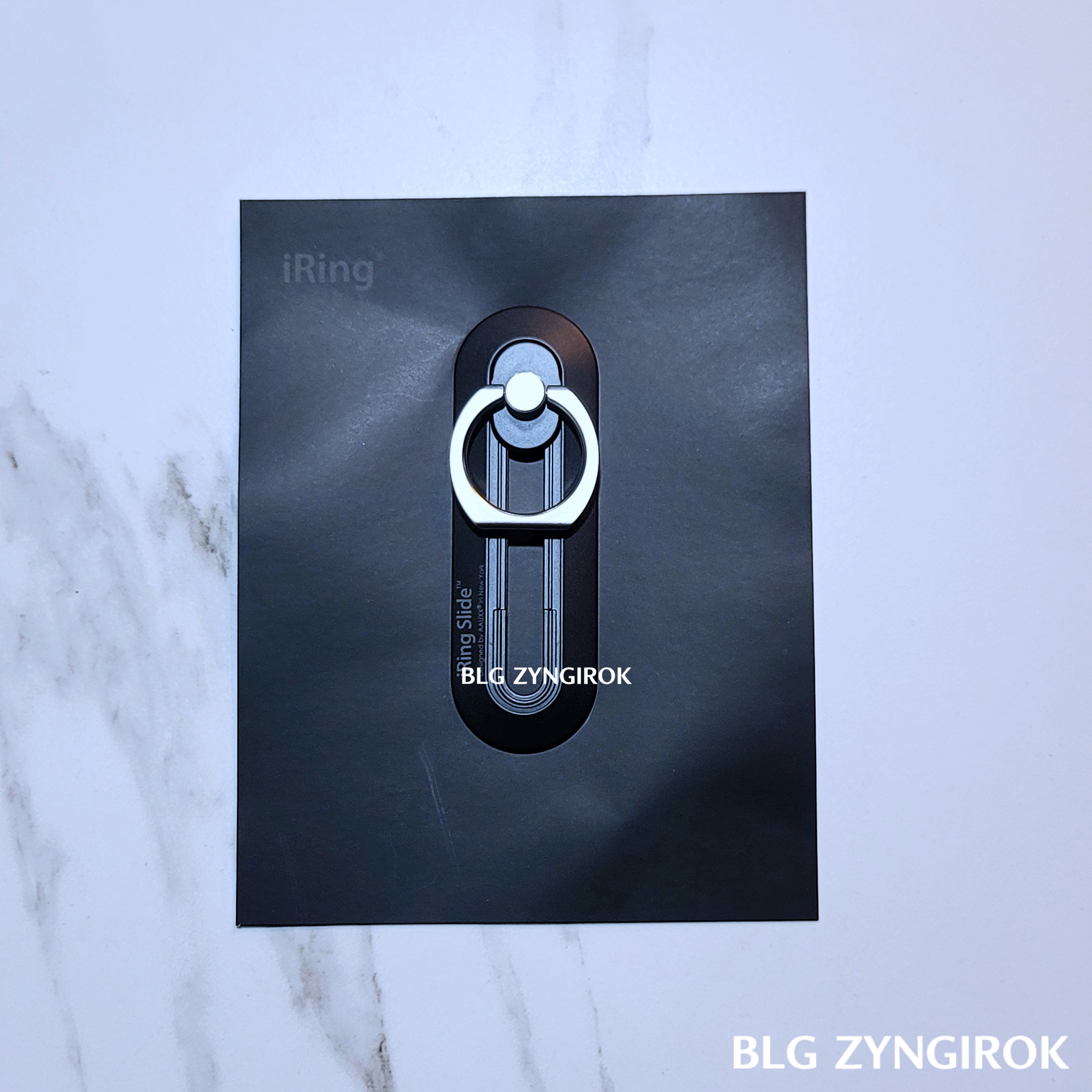 iRing Slide가 테이븡 위에 놓여있다.