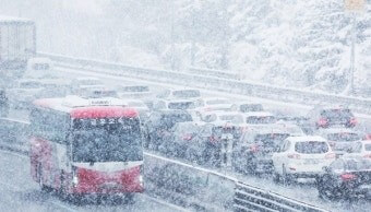 폭설로-앞을-볼수없고-고속도로는-차량들이-움직이지를-못하고있는-모습