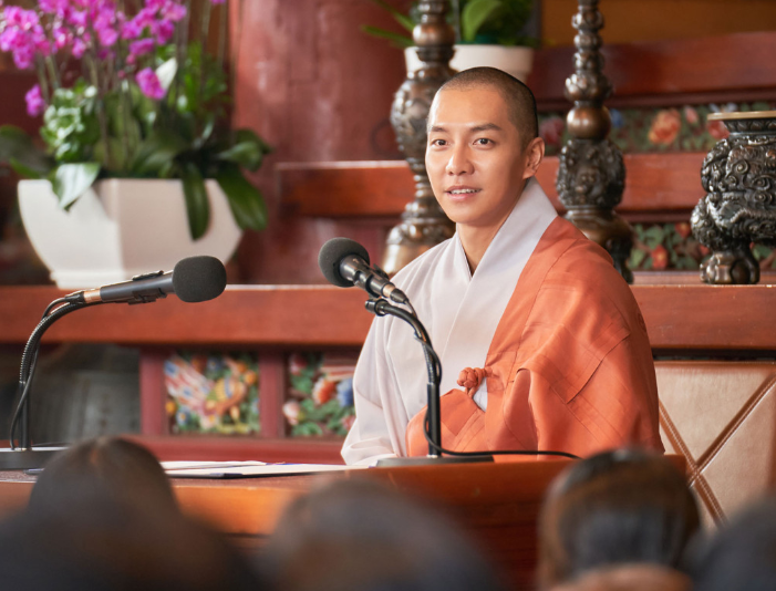 영화 대가족 강론 중인 무애 스님 문석