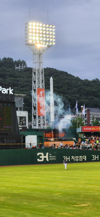 정은원 홈런을 기념하는 로켓 발사