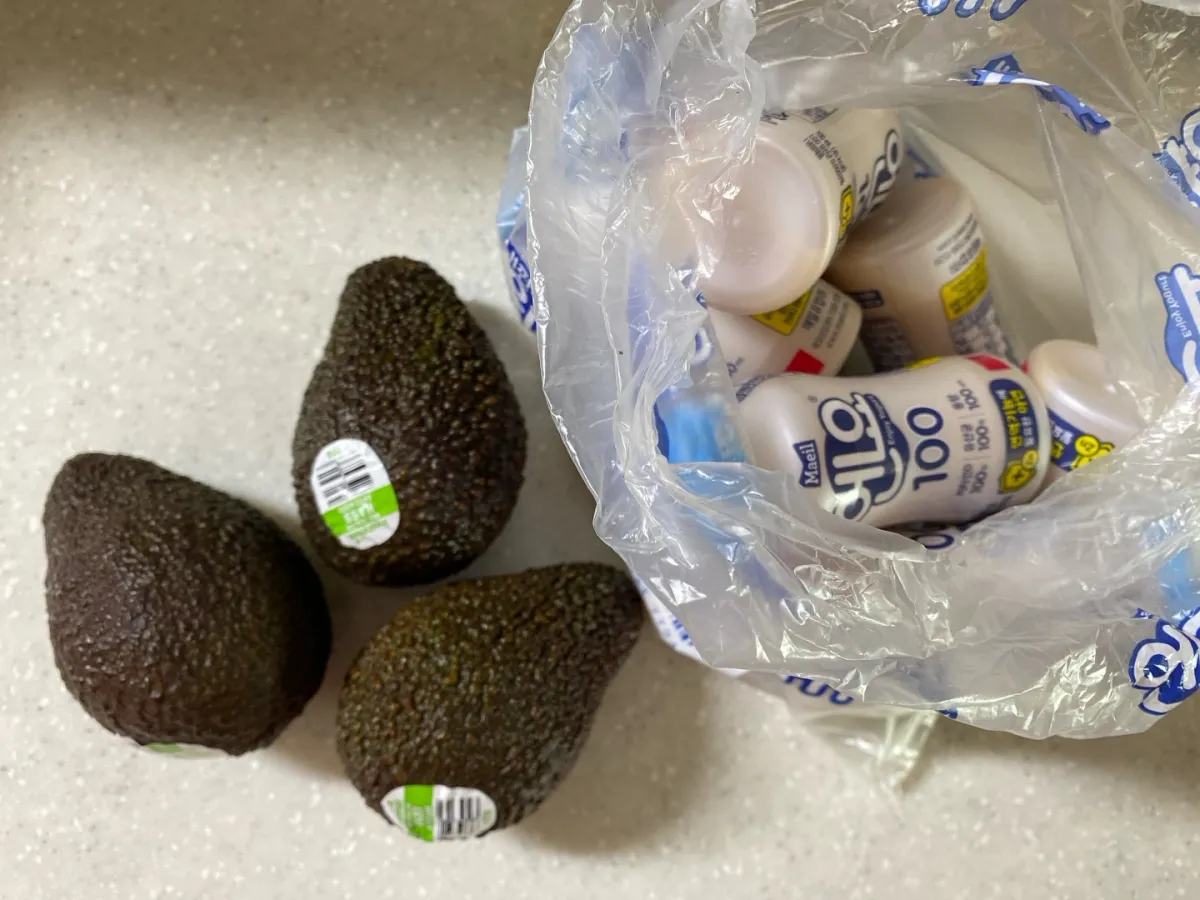 세개의-아보카도-여러개의-요구르트