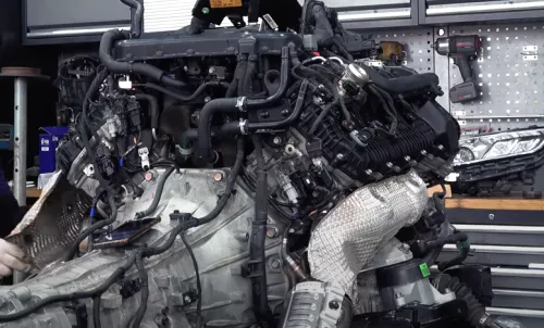 자동차 엔진 오버홀 작업 모습