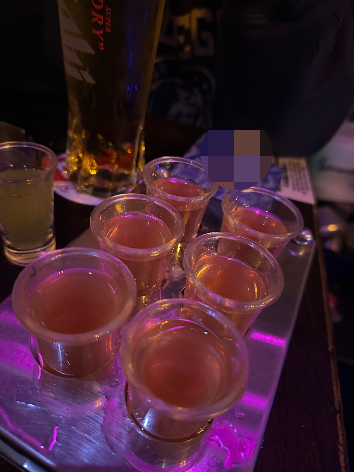 홍콩-어느-펍에서-술먹는-모습