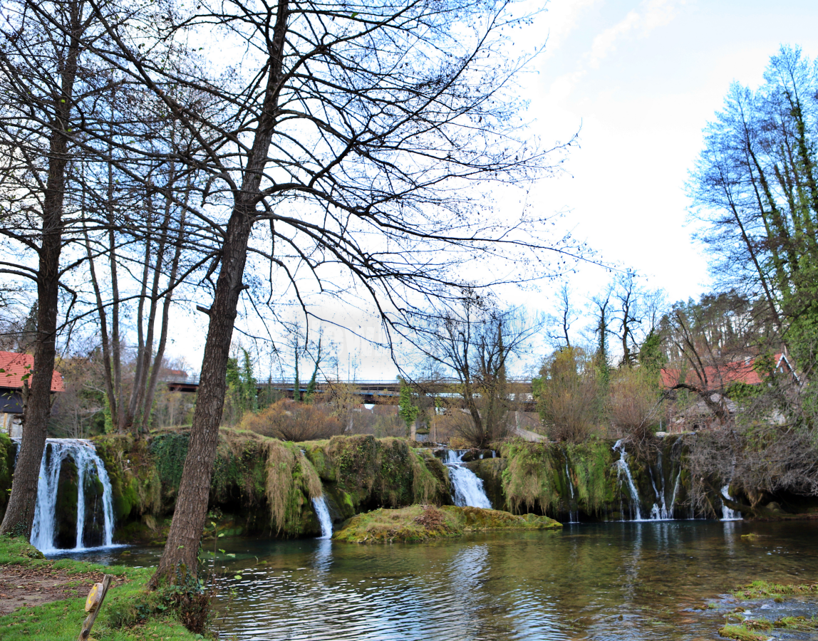 코라나 강으로 합류하는 라스토케 슬룬치차 다층 폭포의 웅장한 전경 - Panoramic View of Slunjcica Waterfalls in Rastoke