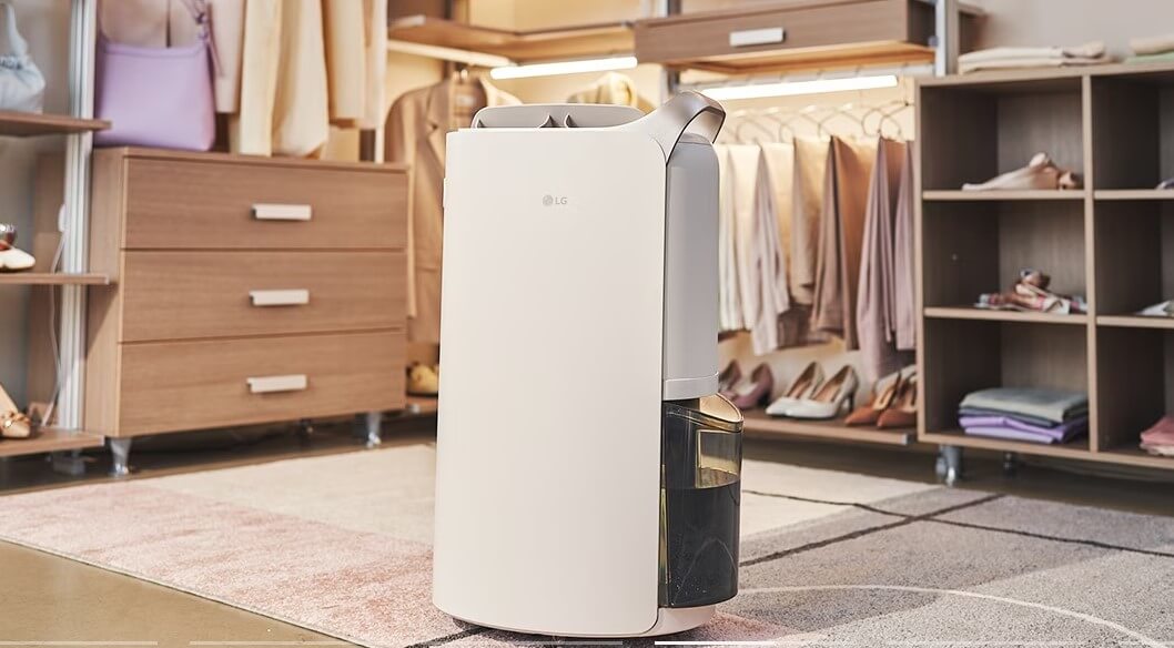 LG전자 제습기가 옷방에 놓인 모습