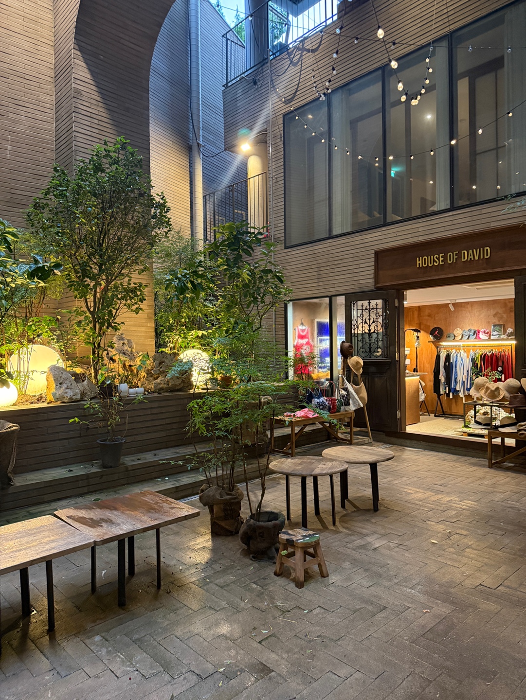 성남 오야동 카페 오야밸리 중정과 실내 공간