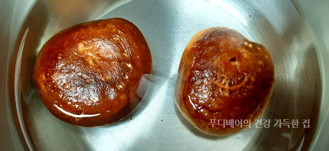 표고버섯-2개에-물500ml를-넣고-끓이는-모습