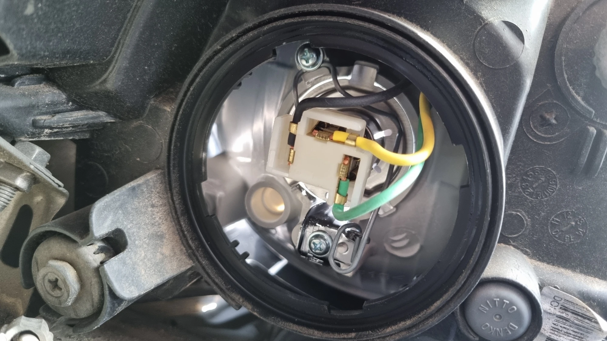 상향등 전원 잭 끼운 모습