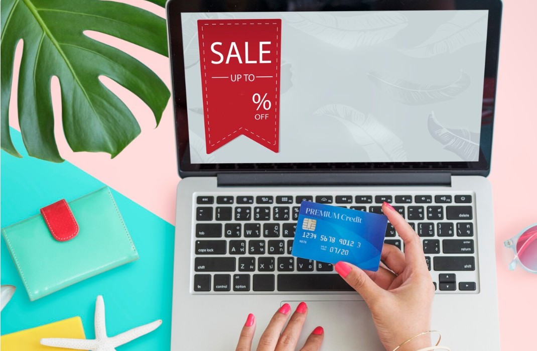 신용카드 할인 행사로 물건 구매하는 사람