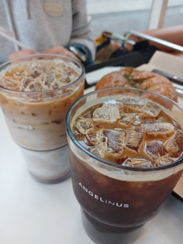 엔제리너스 커피 두잔