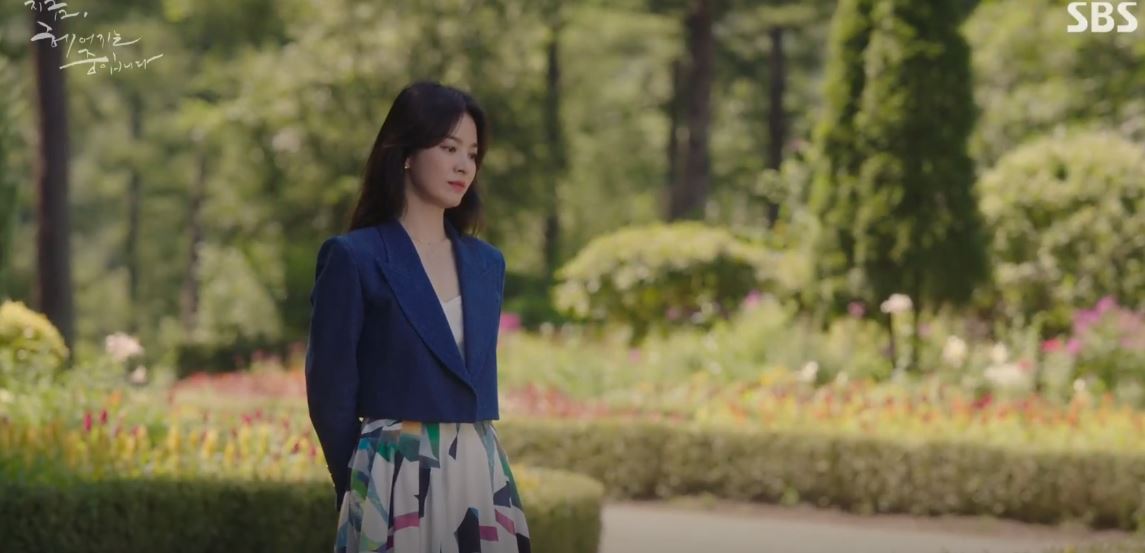 메릴링 스커트를 입고 윤재국을 바라보고 있는 하영은