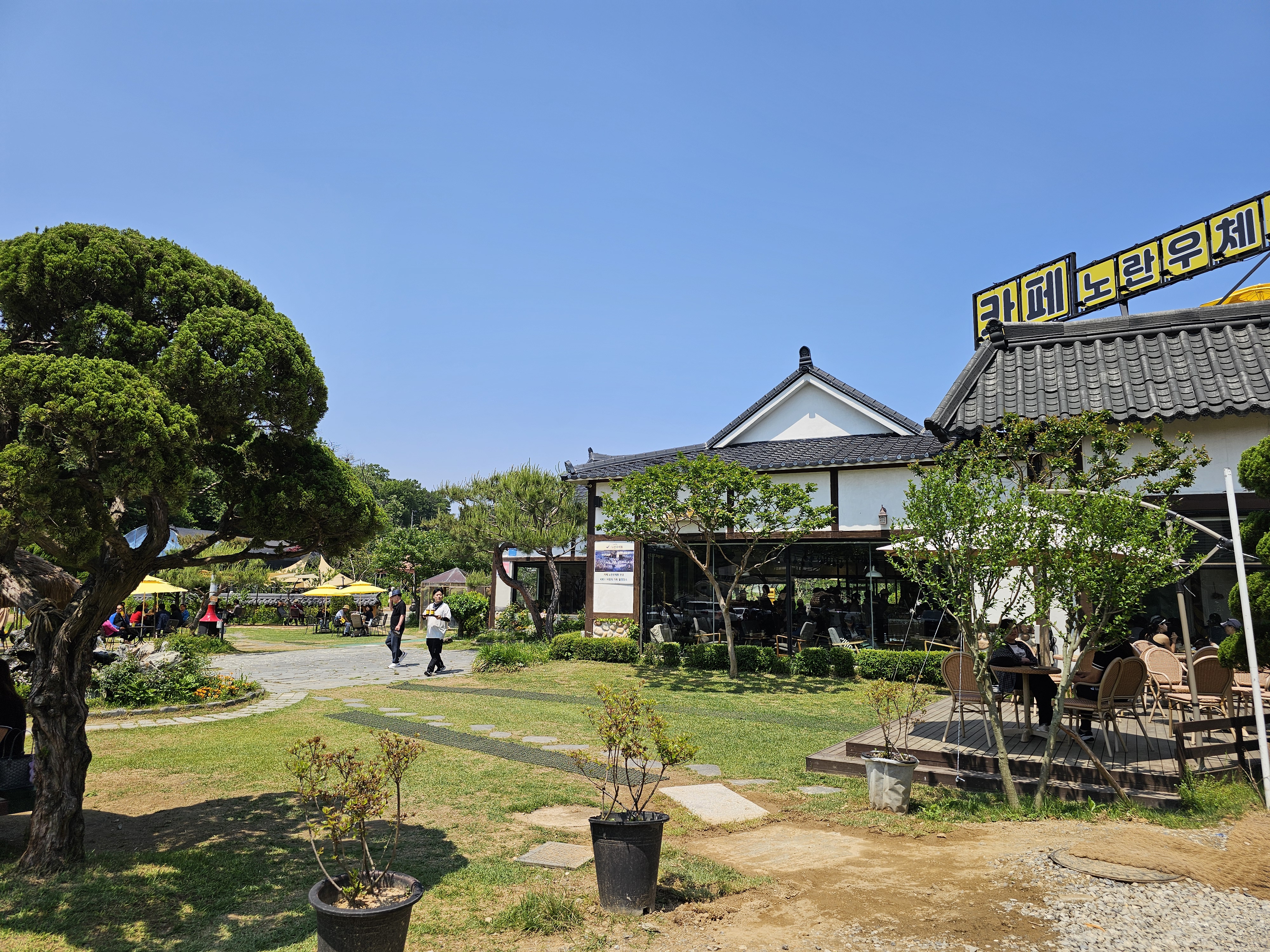 겨울 조명이 켜진 밤의 노란우체통