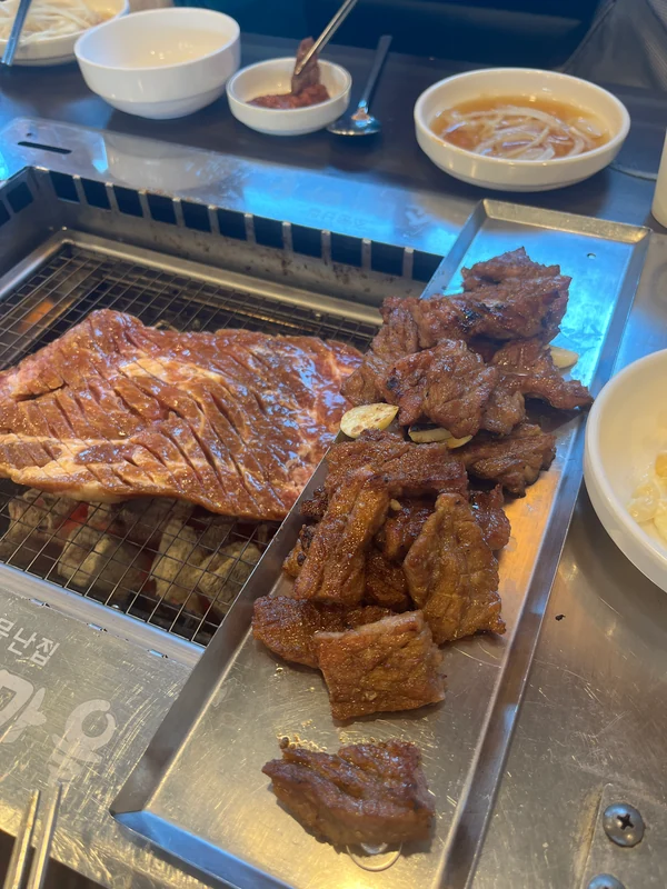 경기도 분당시 대왕판교로&#44; 미금역과 동천역 인근 한식 소고기 가게 소떼마을&#44; 맛있어 보이고 실제로 맛있었던 소고기