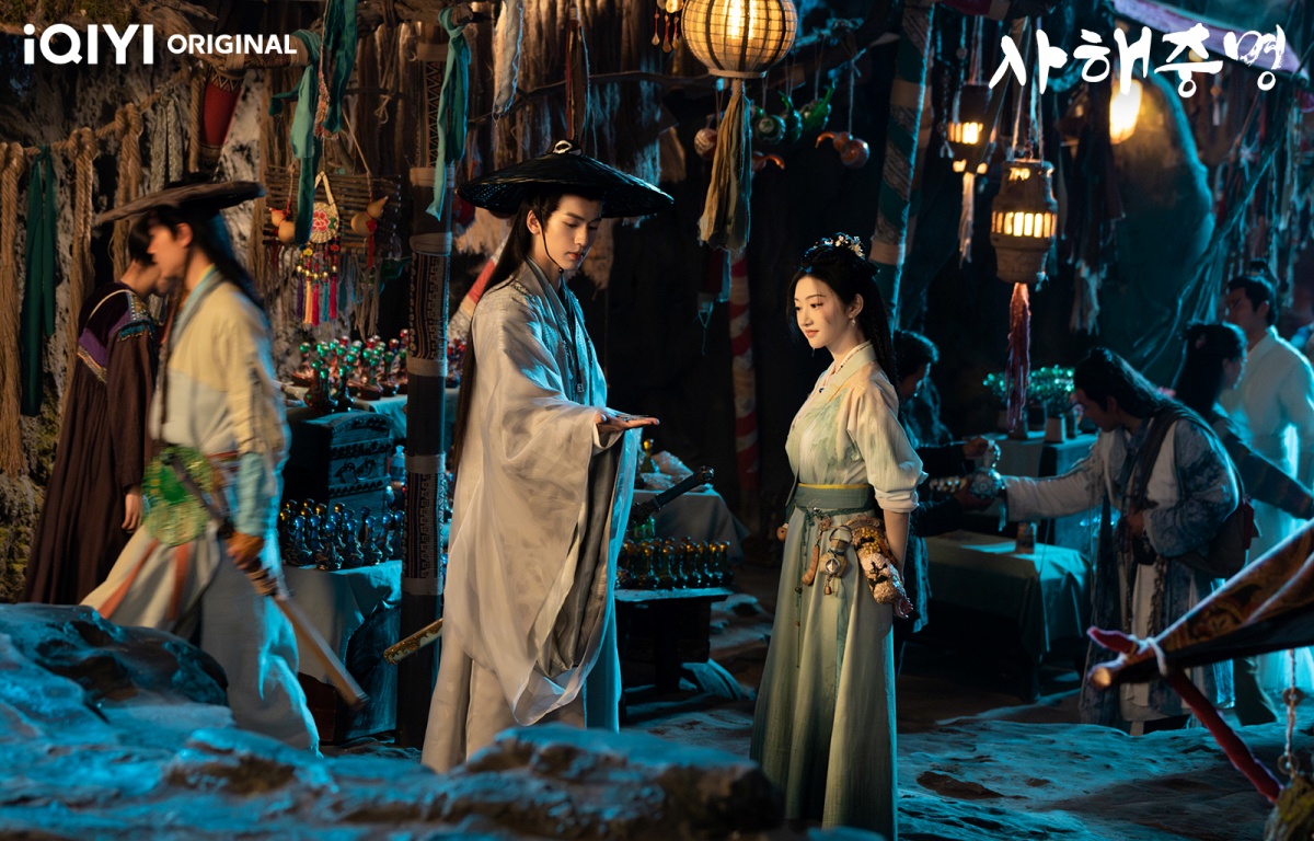 사해중명-장릉혁과 경첨-시장에서 서 있는 모습