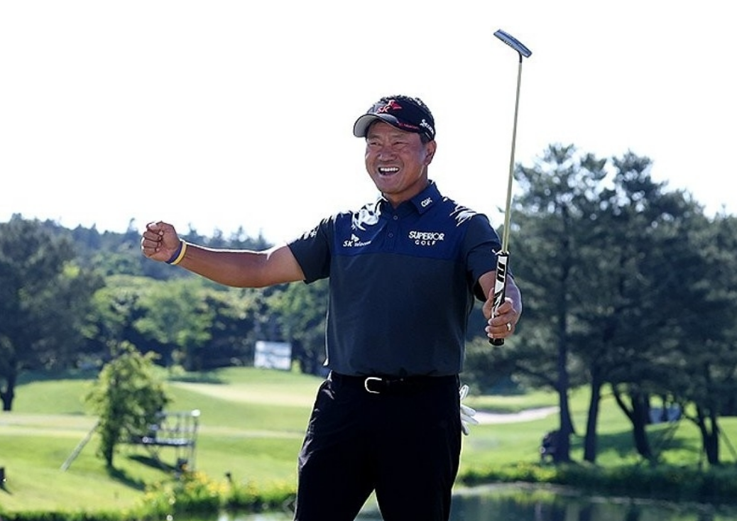 KPGA투어 역대 최고령 우승을 달성한 최경주. SK텔레콤 오픈에서 연장 끝 우승을 차지한 최경주는 이날 54번째 생일이었다.