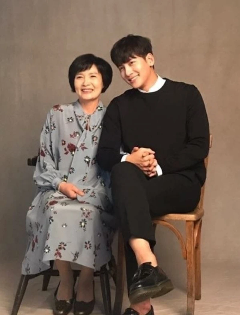 지창욱과 어머니와 함께 찍은 가족사진