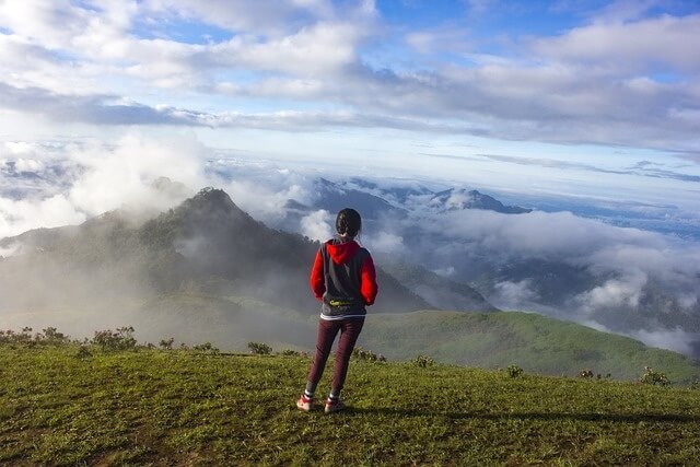 자연 풍경을 바라보는 여인