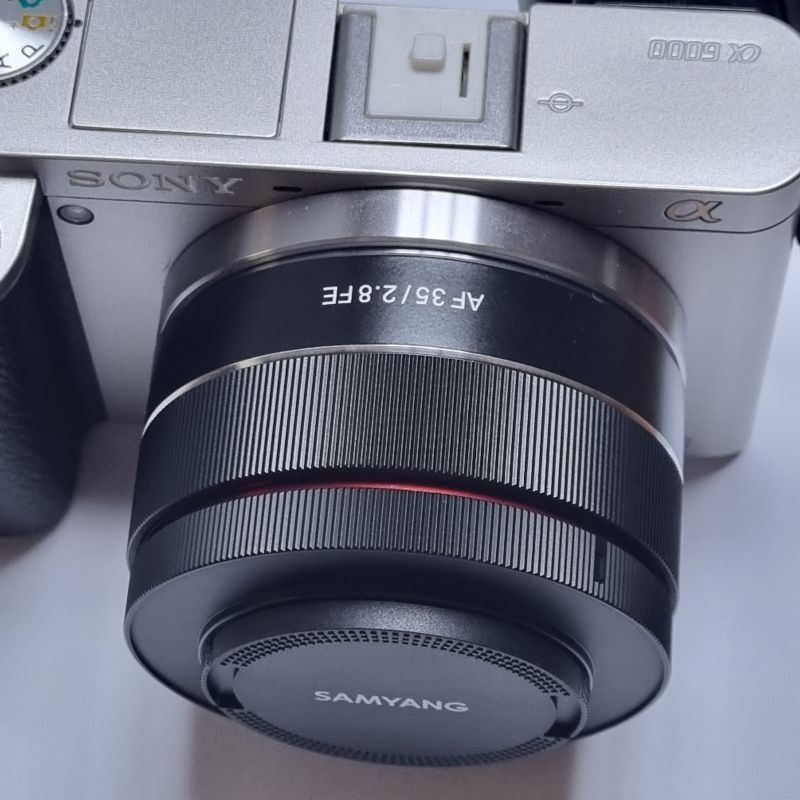 삼양-렌즈-35mm-F2.8-미러리스-바디와-합한-모습